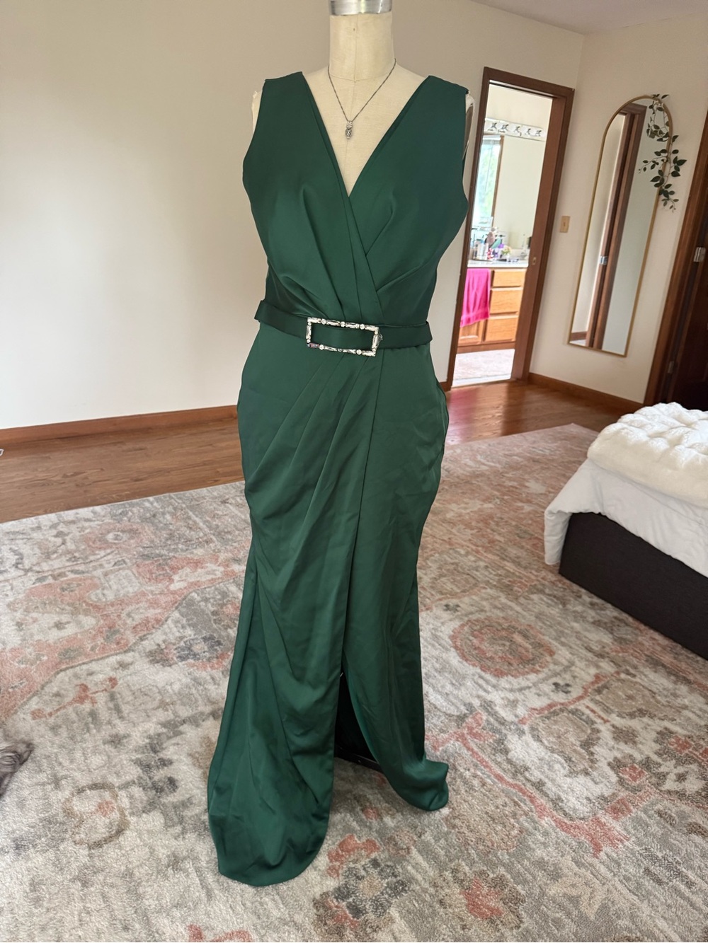 Elegant Emerald Green V-Neck Evening Gown